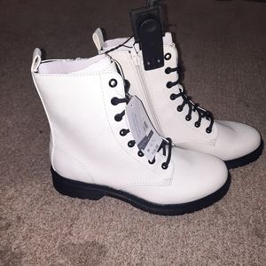 Woman's White boots
